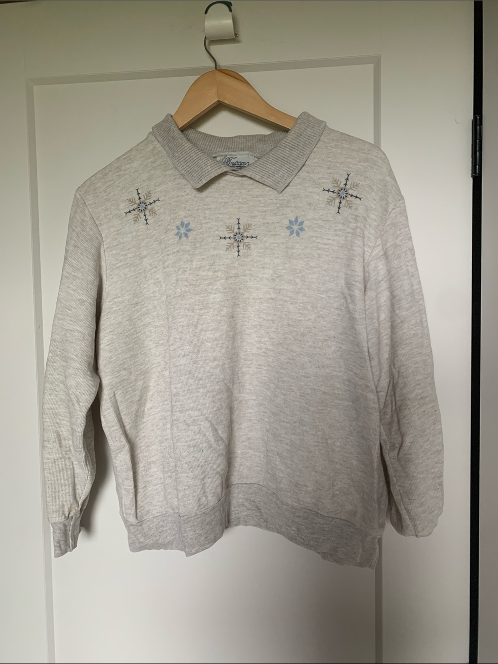 Light Gray Collared Embroidered Sweatshirt - Vintage Style - Snowflakes - M/L